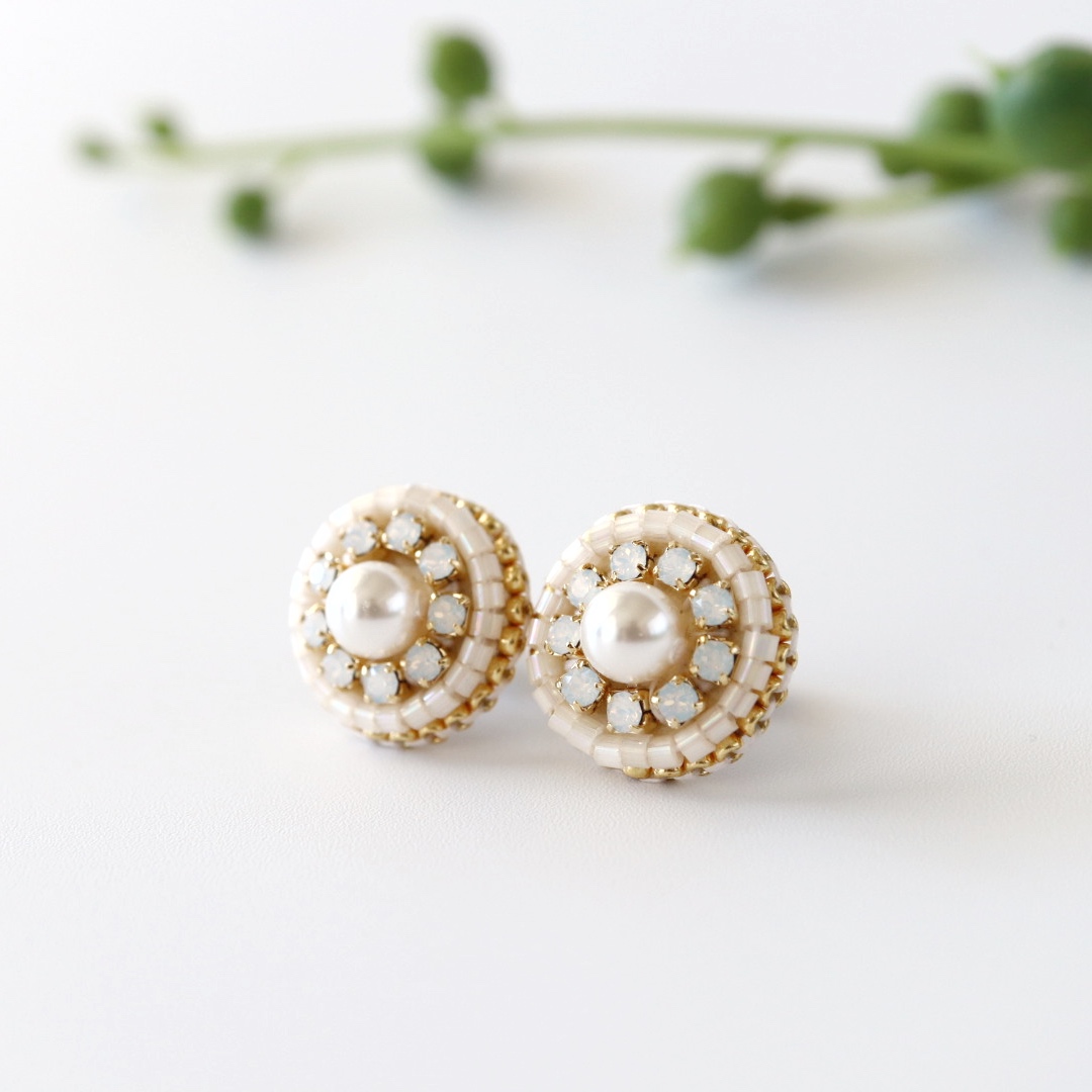 シルキーグレースのビーズ刺繍ピアス